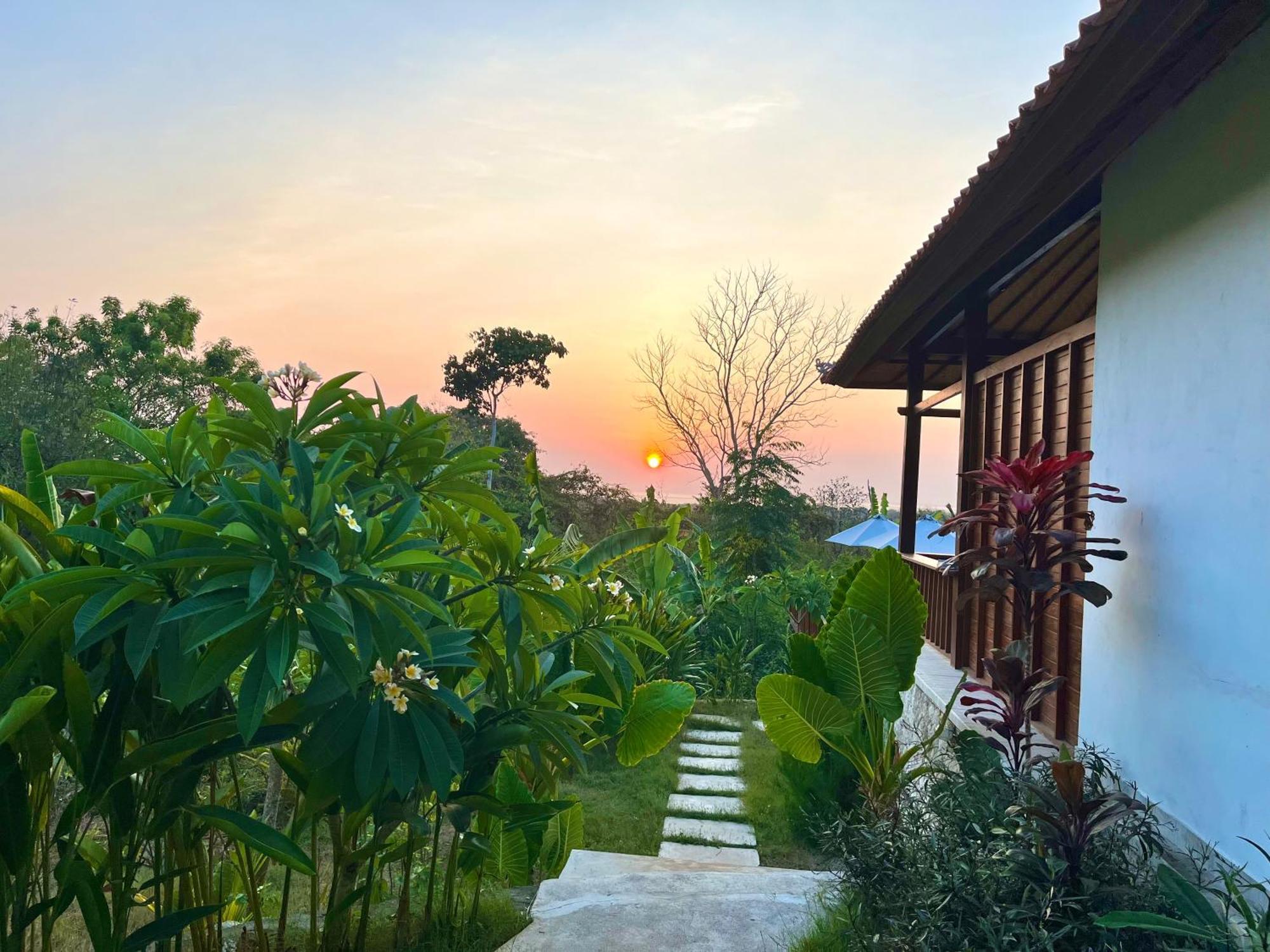 Sunset Hill Lembongan Hotel Exterior photo