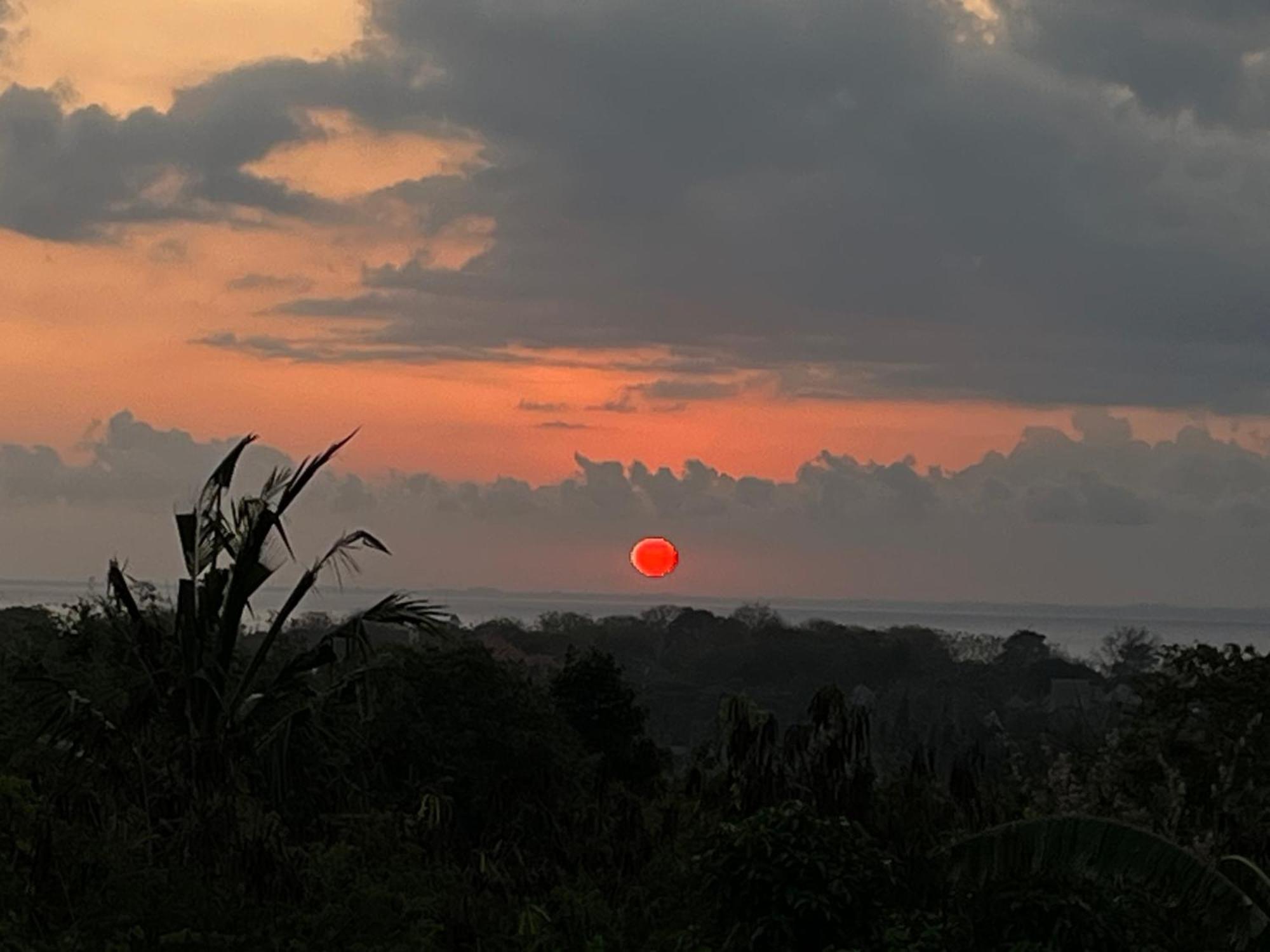 Sunset Hill Lembongan Hotel Exterior photo